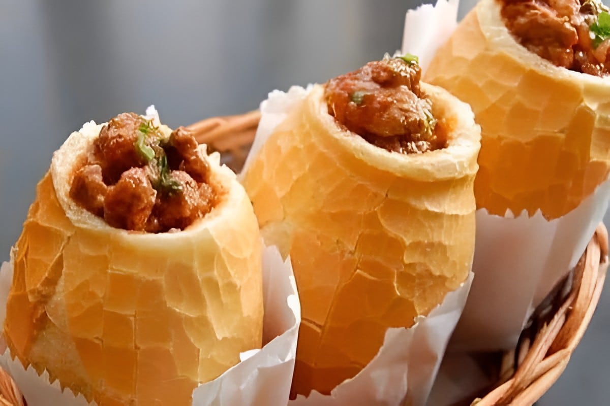 Buraco quente um pão francês recheado com carne moída ao molho sucesso nas festas