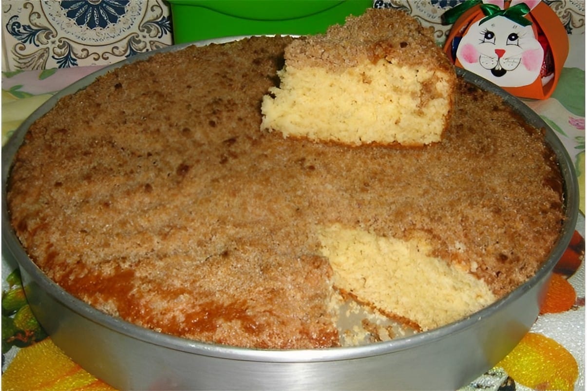 Cuca simples na forma é só bater os ingredientes na batedeira e levar para assar