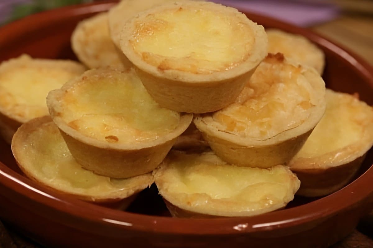 Empada de queijo muito fácil de fazer basta misturar os ingredientes na forminha e assar