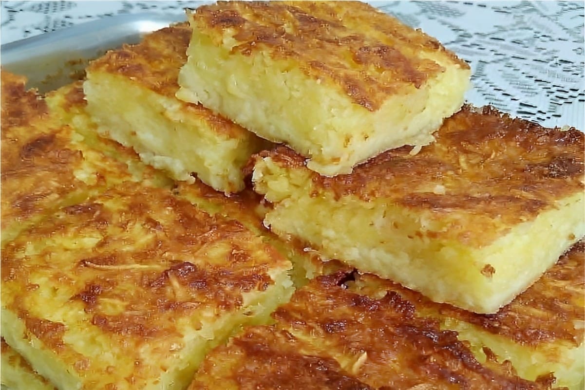 Mané pelado um bolo de mandioca aipim ou macaxeira que é só misturar tudo e assar