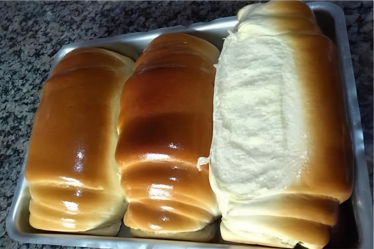 Pão caseiro fofinho e macio perfeito para comer com manteiga no café da manhã ou da tarde