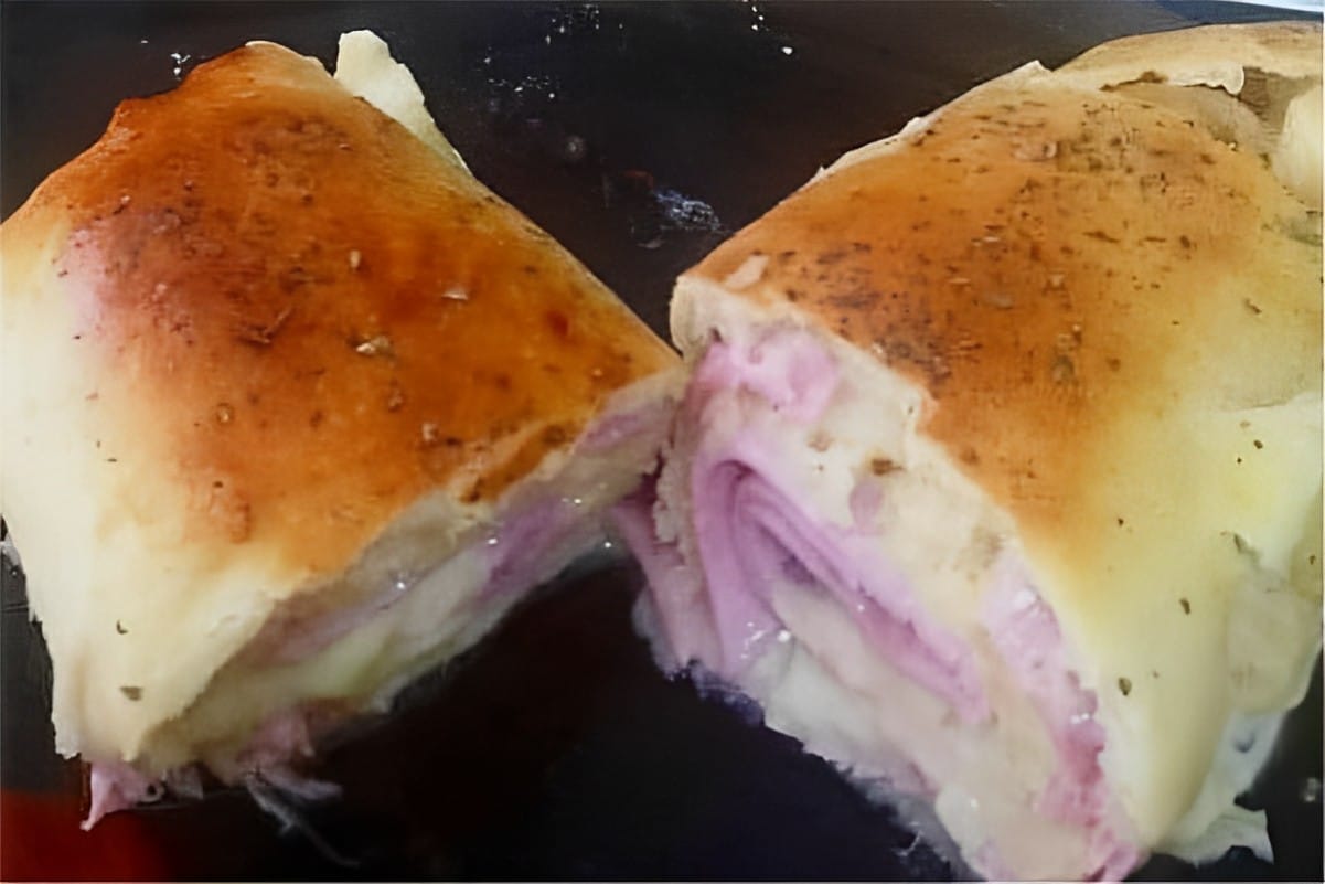 Pão caseiro recheado com queijo e presunto o lanche perfeito para toda a família