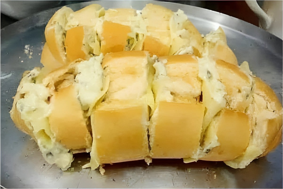 Pão de alho no pão francês muito melhor que aquele vendido no supermercado