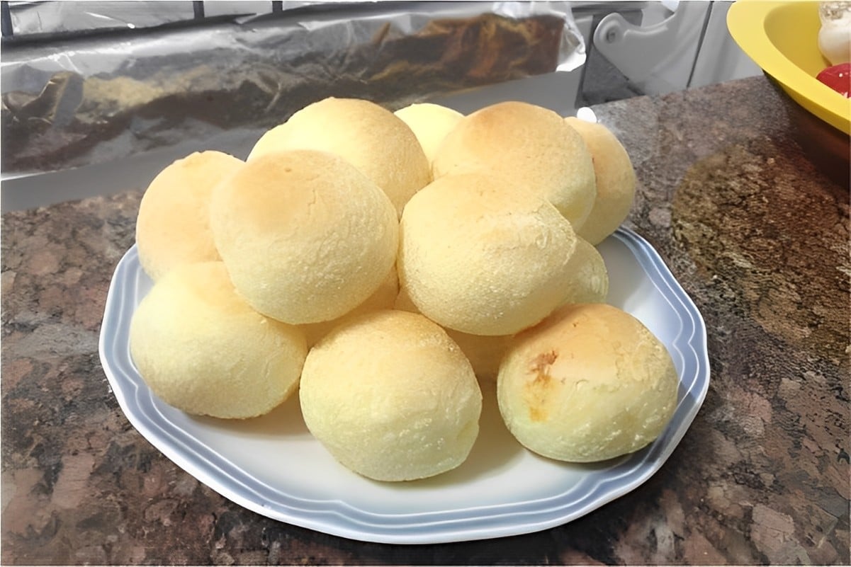 Pão de queijo com polvilho doce sequinho por fora e macio por dentro rende muito