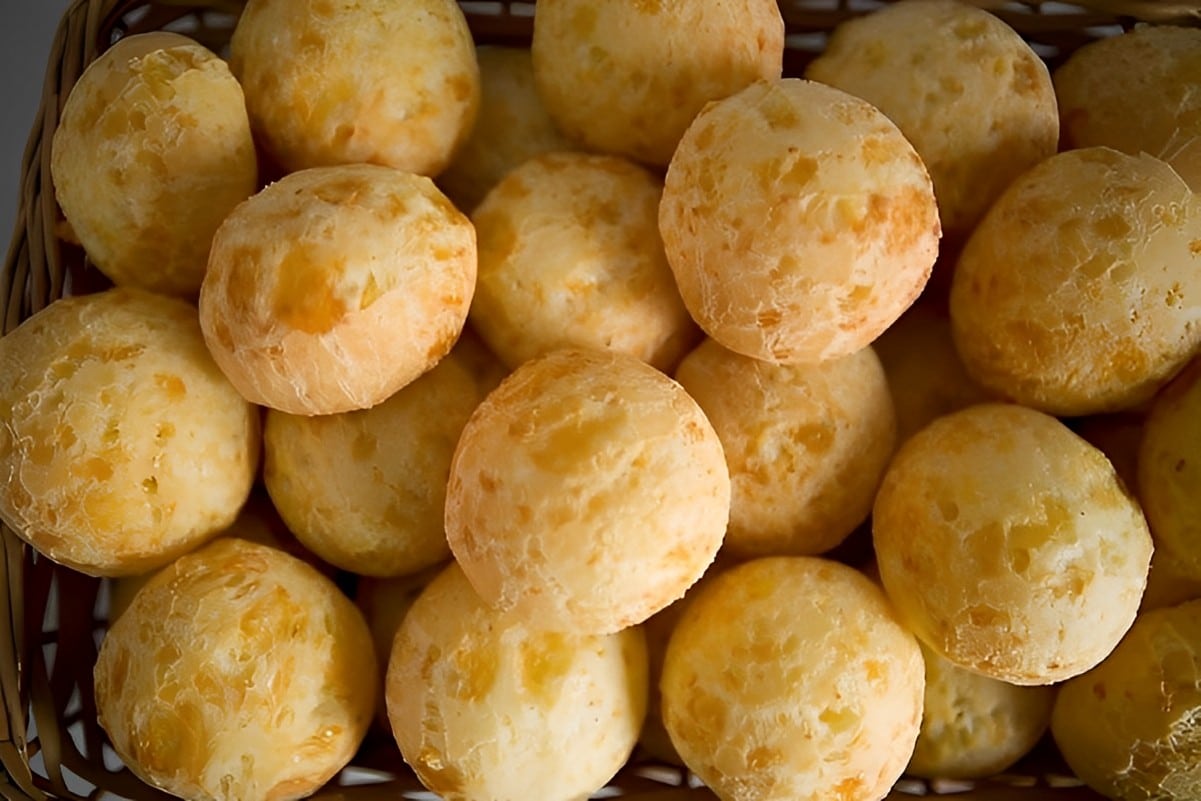 Pão de queijo com apenas 3 ingredientes é só misturar tudo e levar para assar