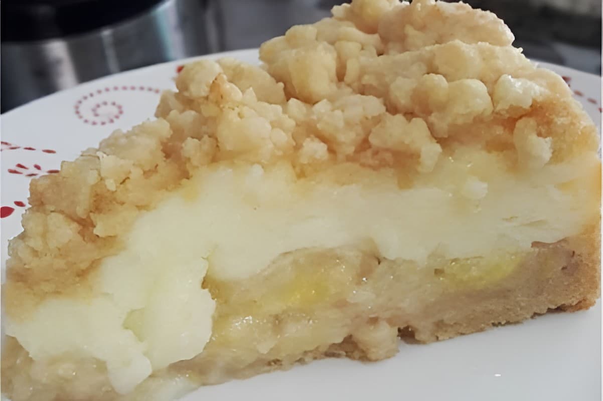 Torta de banana com cobertura de farofa doce uma sobremesa que sua família vai amar