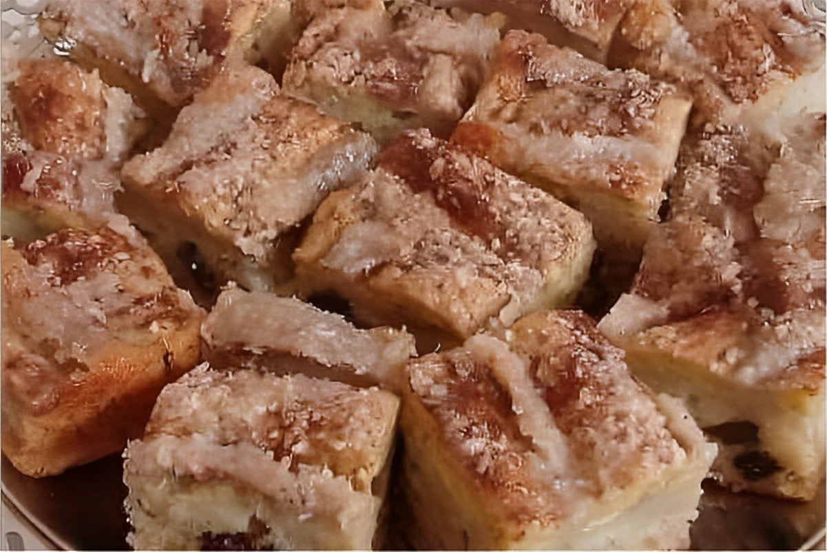 Torta de banana com cobertura de farofa de coco receita diferente e deliciosa