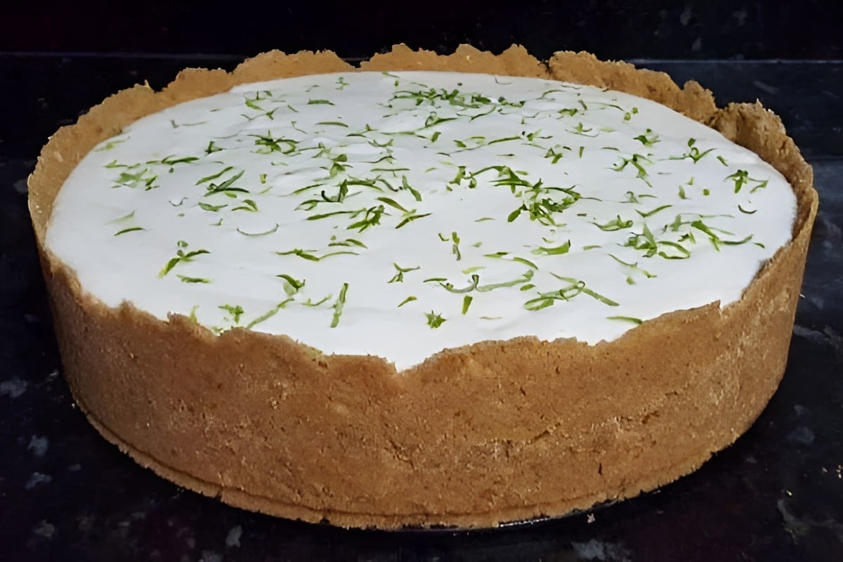 Torta de limão com recheio de mousse e massa de biscoito fica pronta em minutos