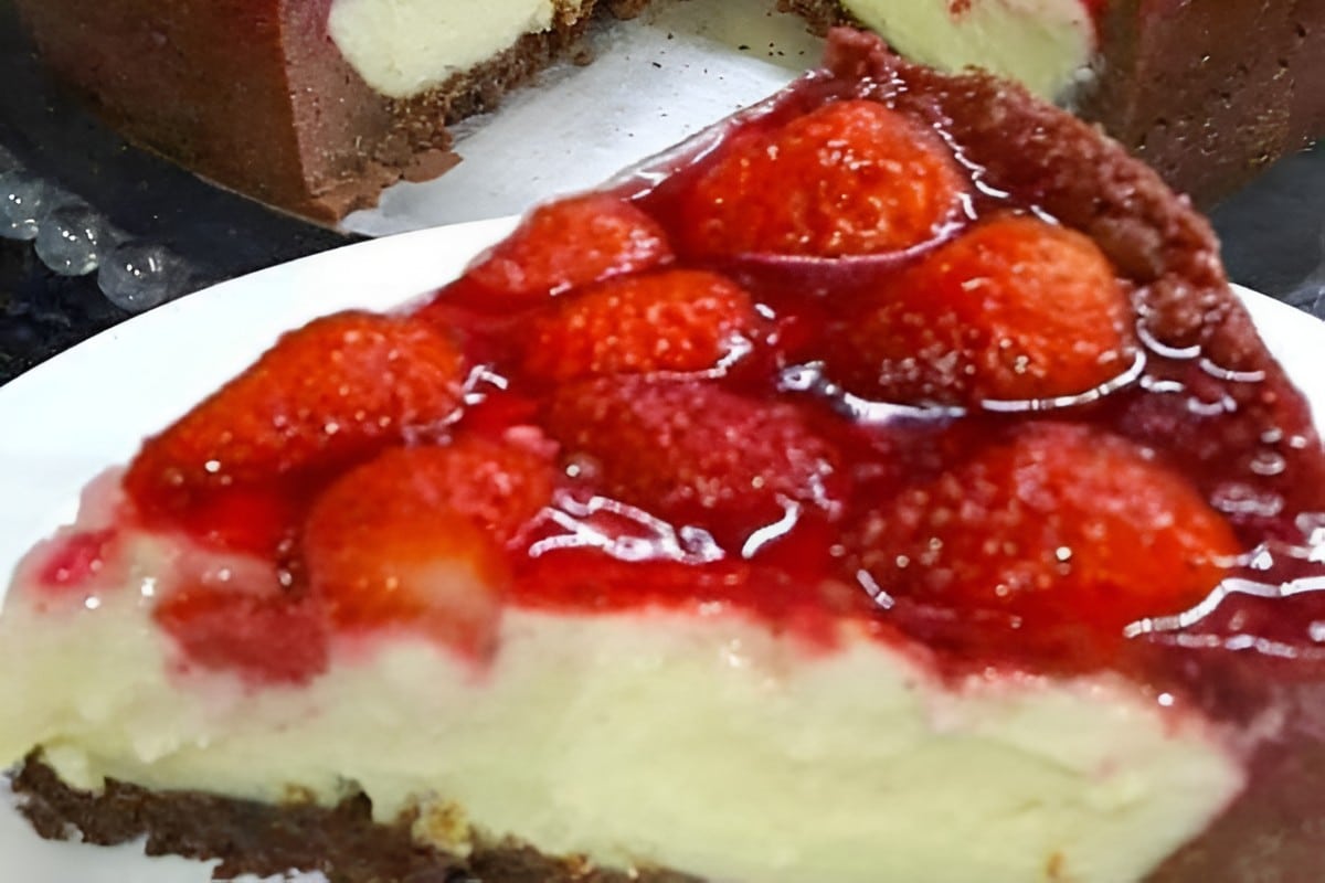 Torta de morango com massa de chocolate receita de confeitaria para fazer em casa