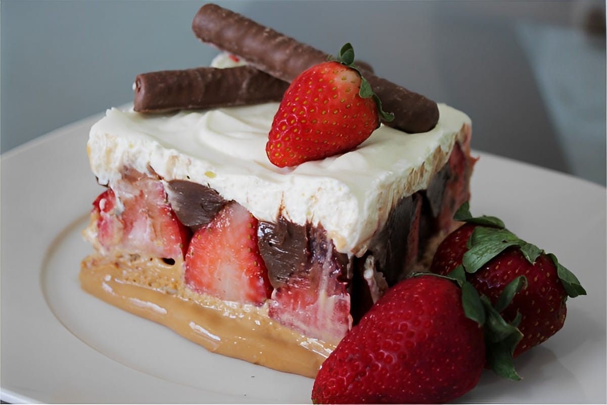 Torta sensação mistura de doce de leite morango e chocolate que vai te conquistar