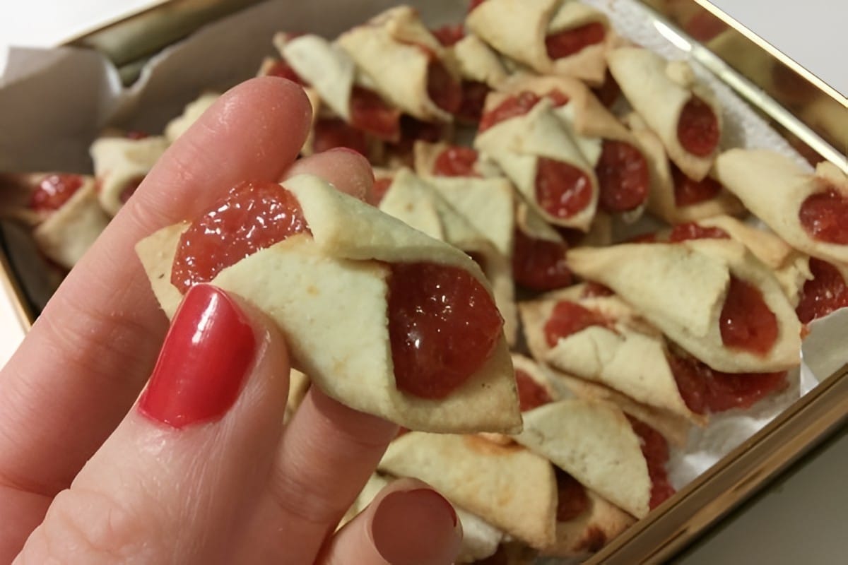 Beliscão um biscoito de massa amanteigada assado com recheio de goiabada