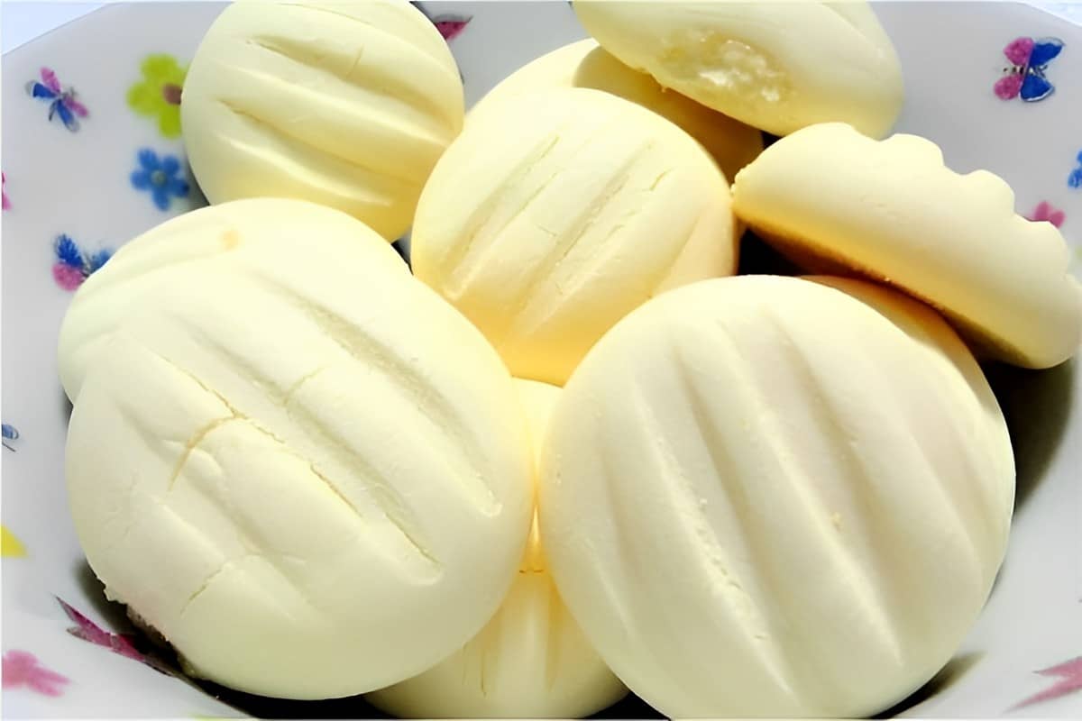 Biscoitinho de leite condensado rápido com maisena é só misturar os ingredientes e assar