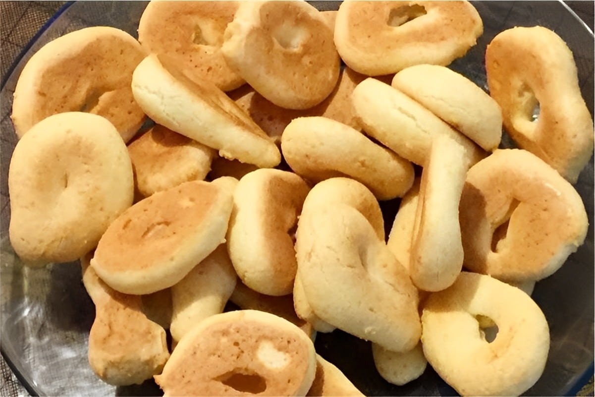 Biscoitinho de queijo mineiro muito fácil é só misturar os ingredientes modelar e assar
