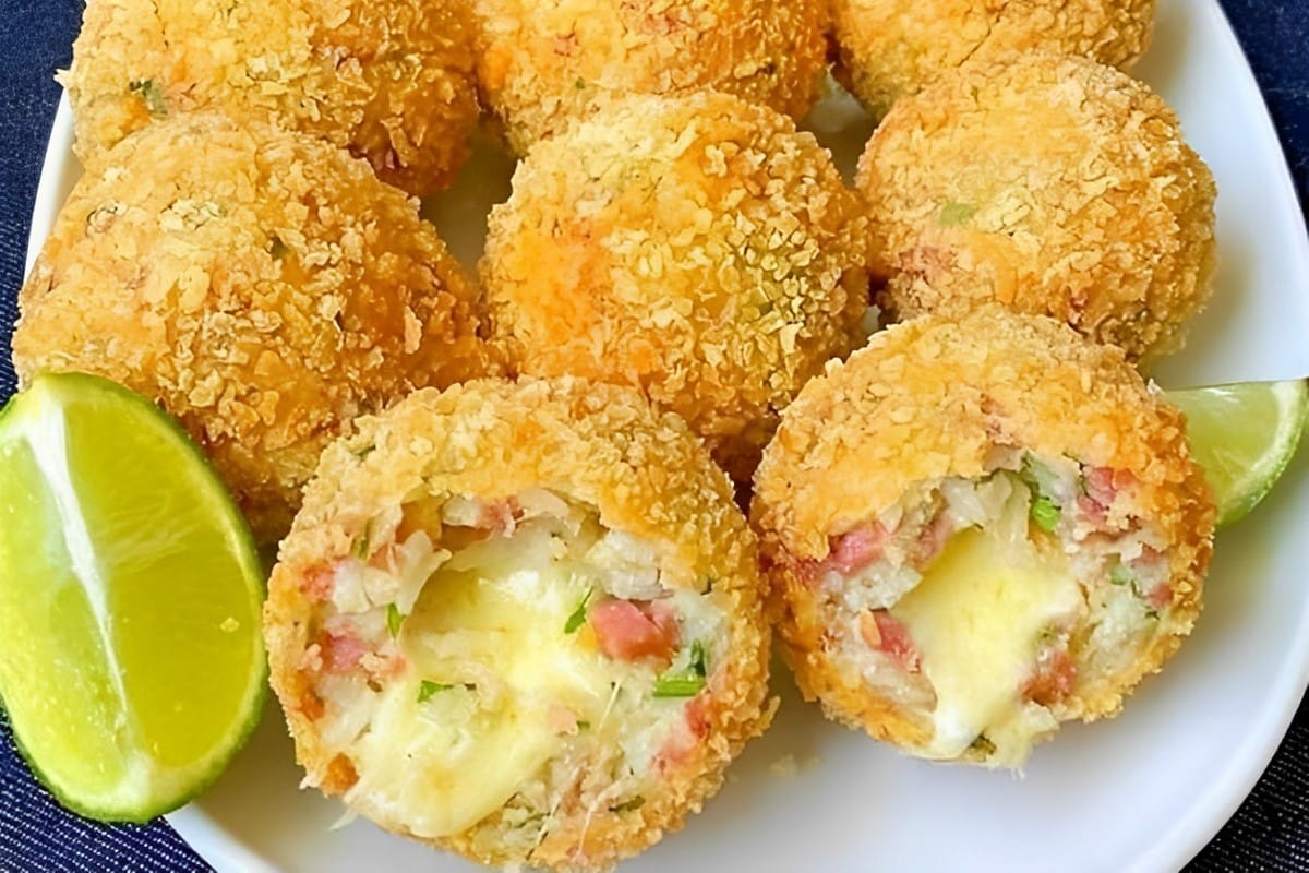 Bolinho de arroz recheado com presunto e queijo o melhor que você já viu