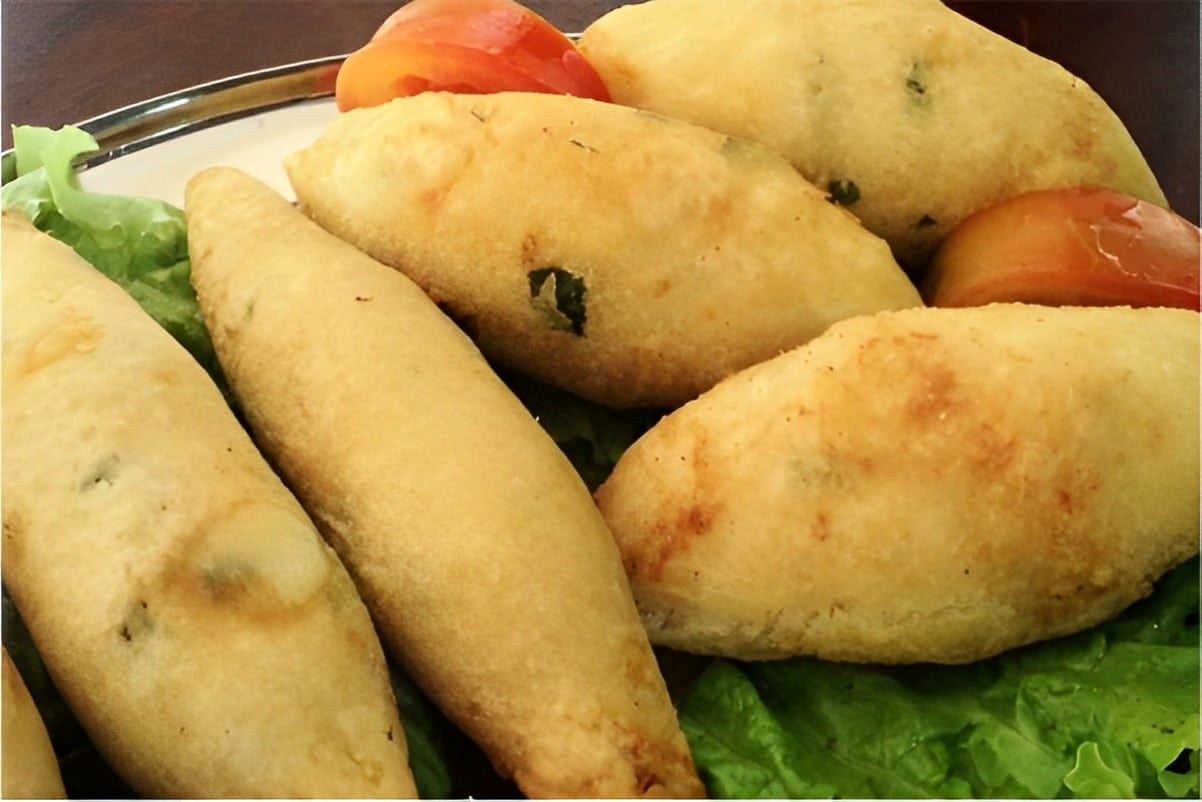 Bolinho de mandioca da fazenda um salgadinho delicioso para todos os momentos