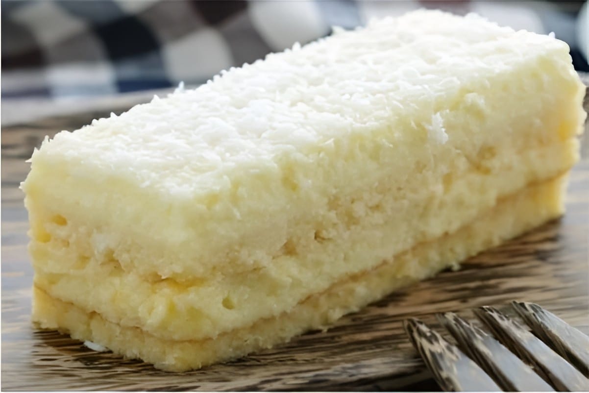 Bolo cremoso de coco com leite condensado perfeito pra servir gelado no lanche ou festa
