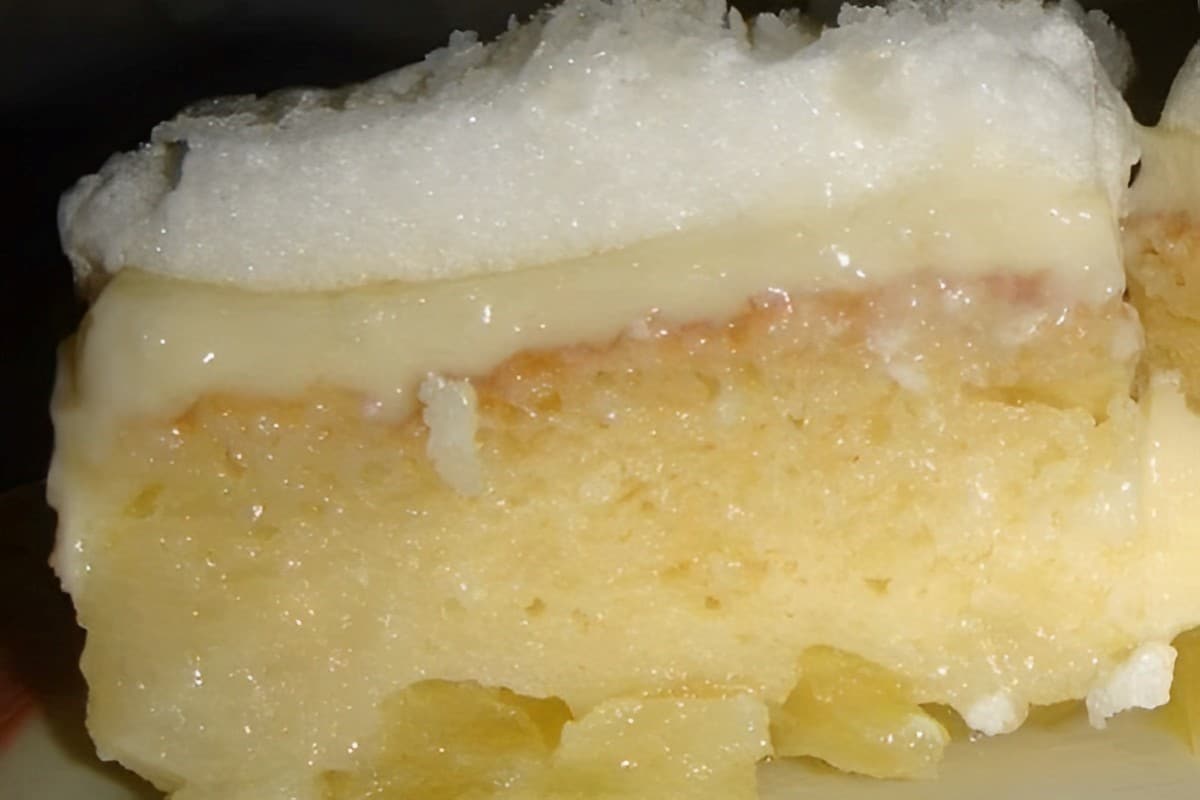 Bolo de abacaxi cremoso para comer de sobremesa ou em festa