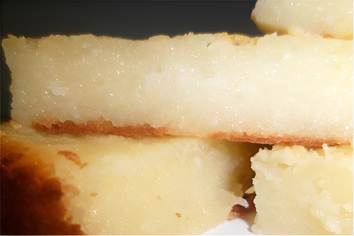 Bolo de aipim cremoso tão molhadinho e cremoso que parece um pudim