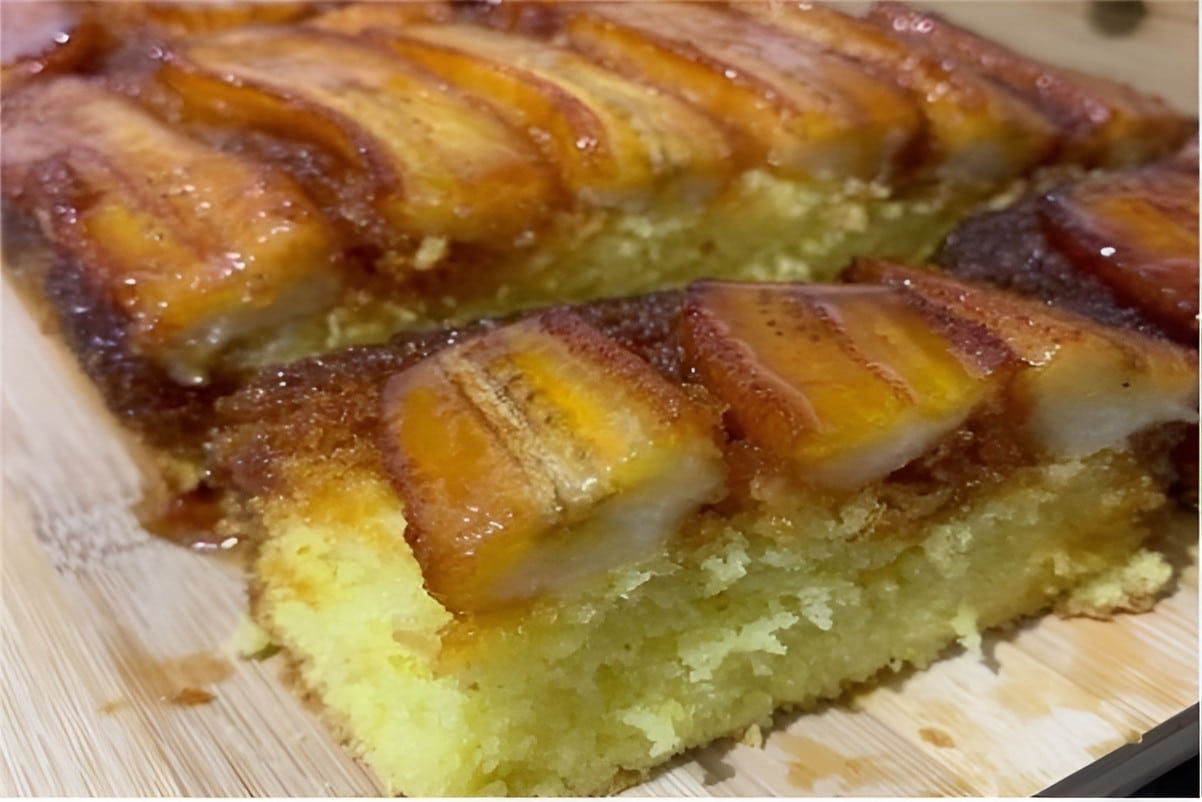 Bolo de banana da fazenda a massa é fofinha e a cobertura feita com banana caramelada