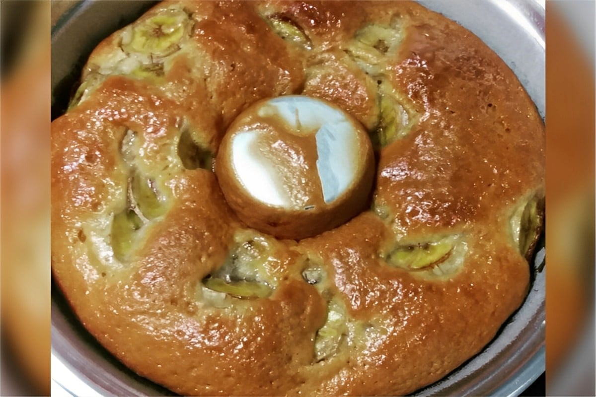 Bolo de banana com pedaços de banana na massa um bolo prático e delicioso