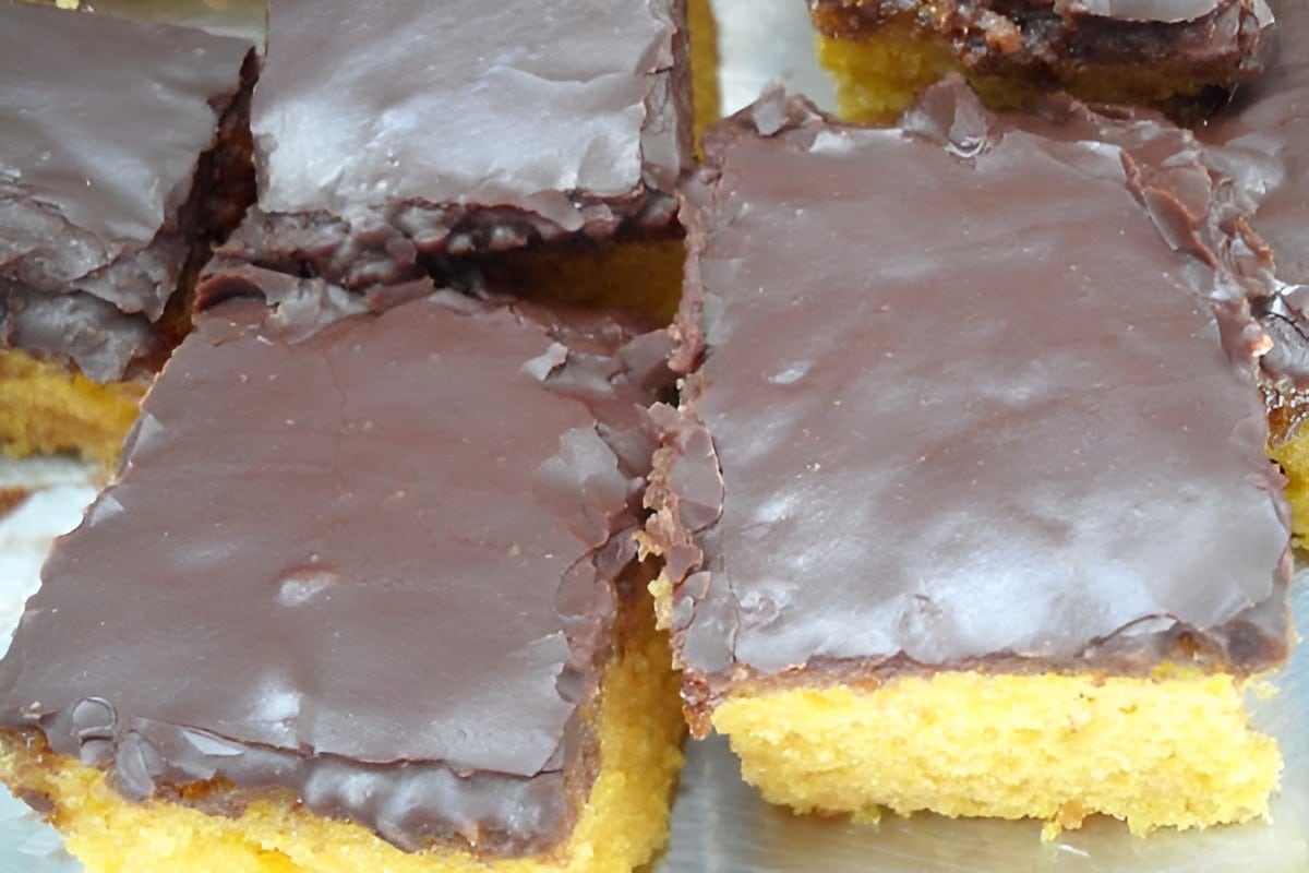 Bolo de cenoura com casquinha quebradiça de chocolate uma delícia