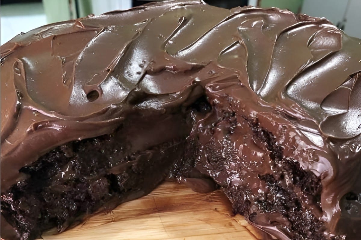 Bolo de chocolate molhadinho com recheio e cobertura para sua festinha ou lanche