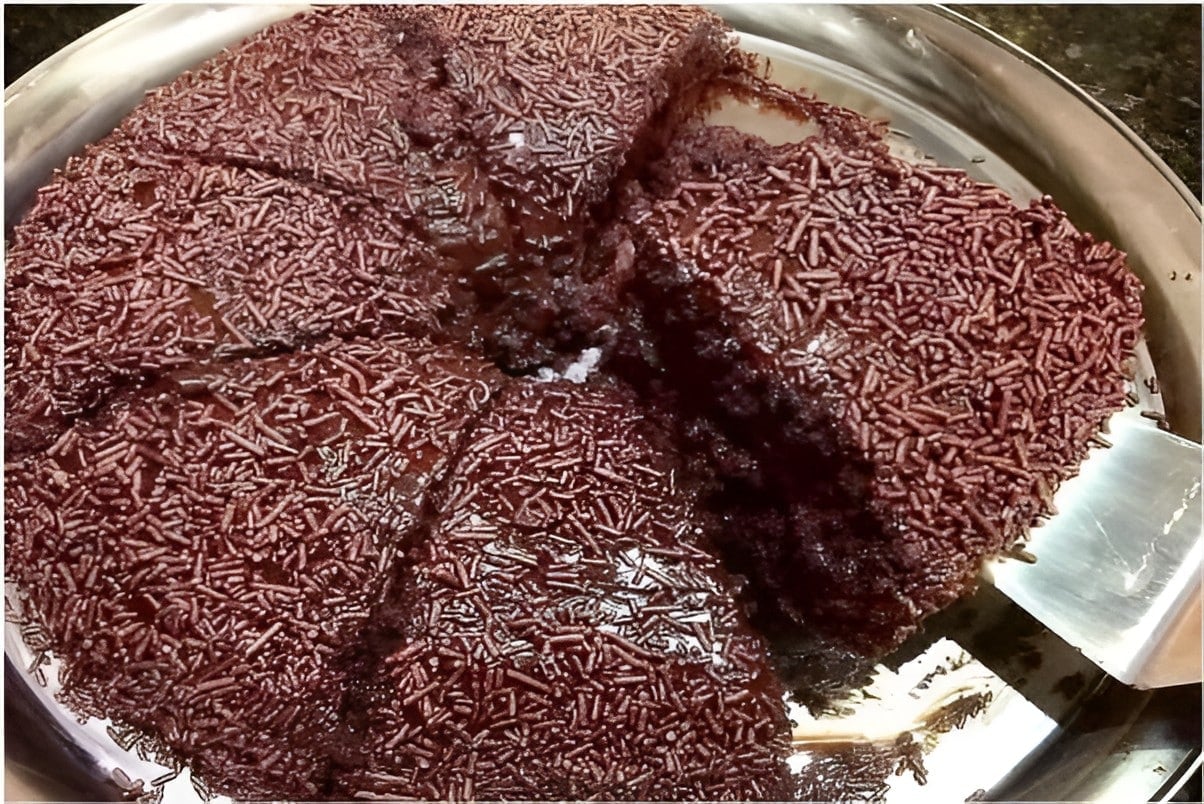Bolo de chocolate com cobertura simples de brigadeiro para lanche ou festinha