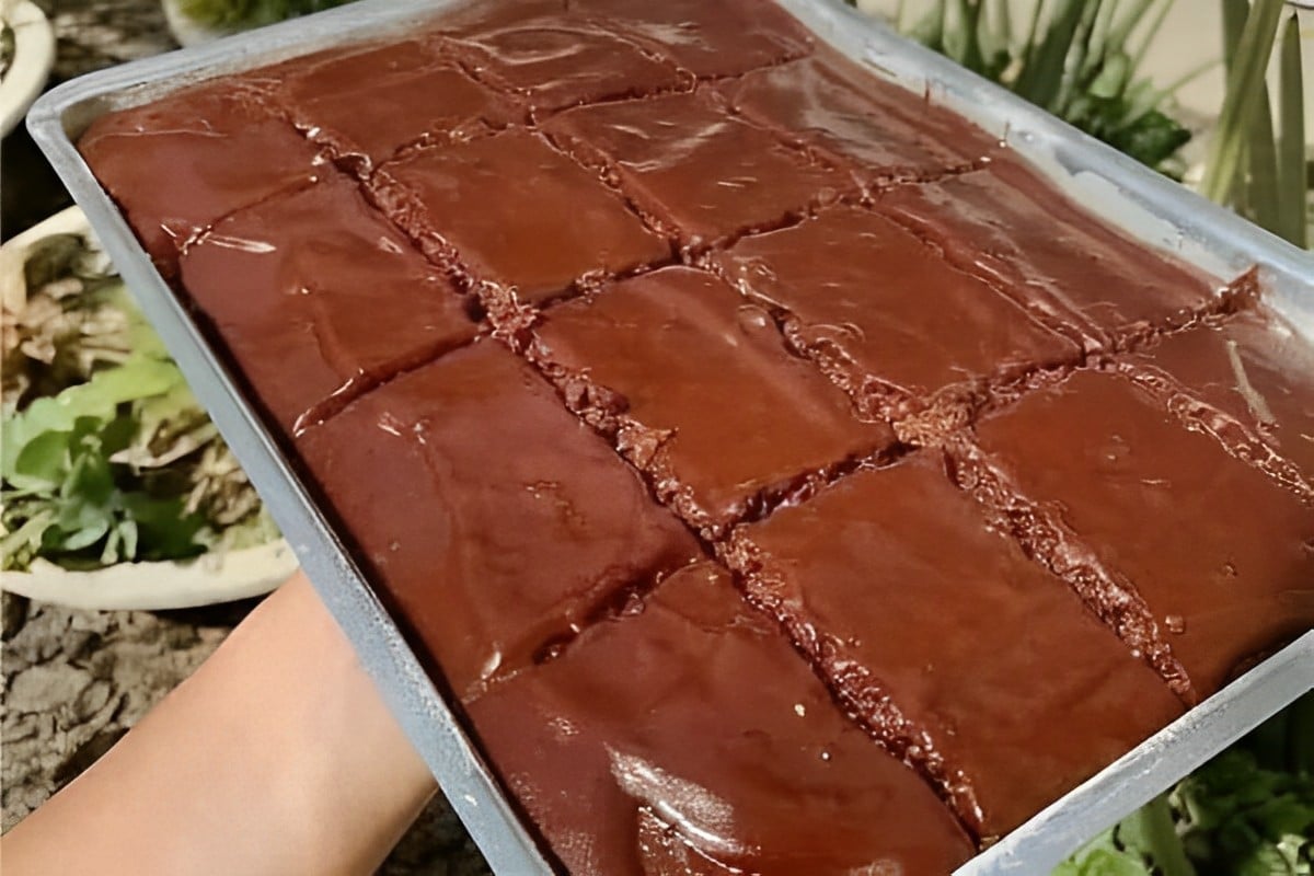 Bolo de chocolate com cobertura receita bem simples de preparar