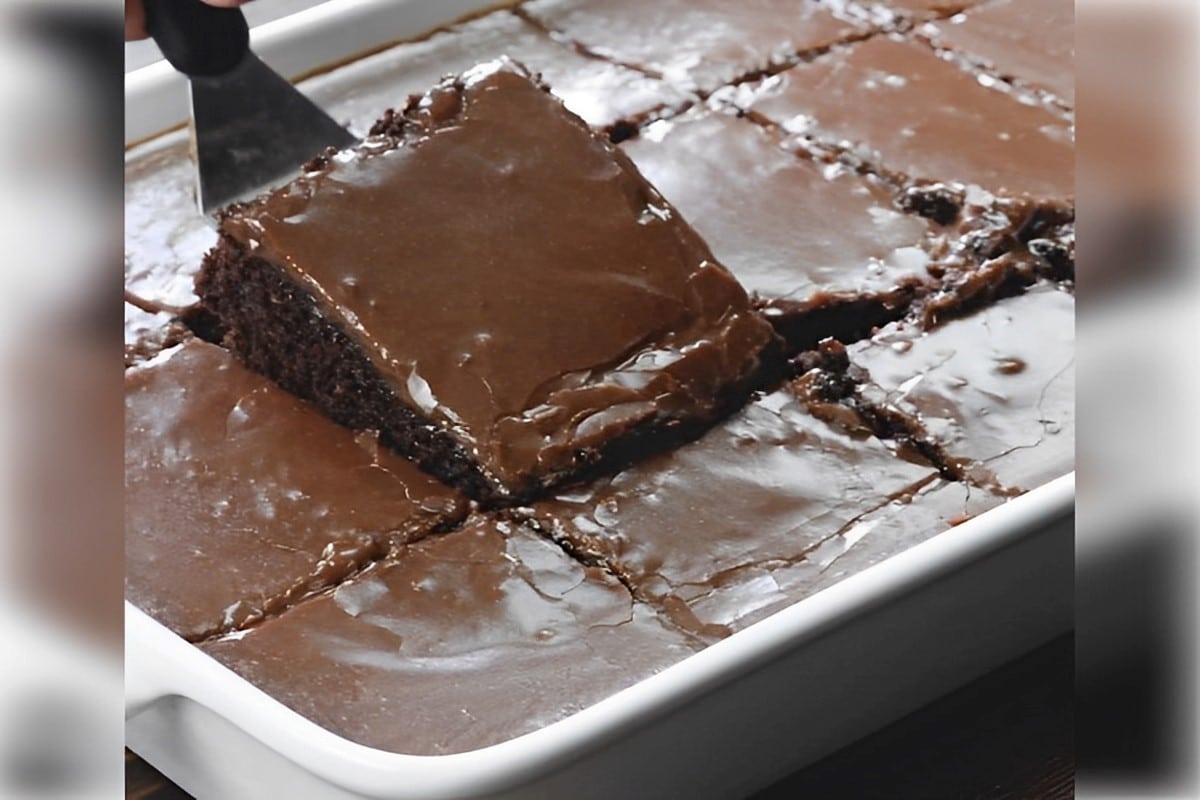 Bolo de chocolate de liquidificador uma receita fácil é só bater os ingredientes e levar ao forno