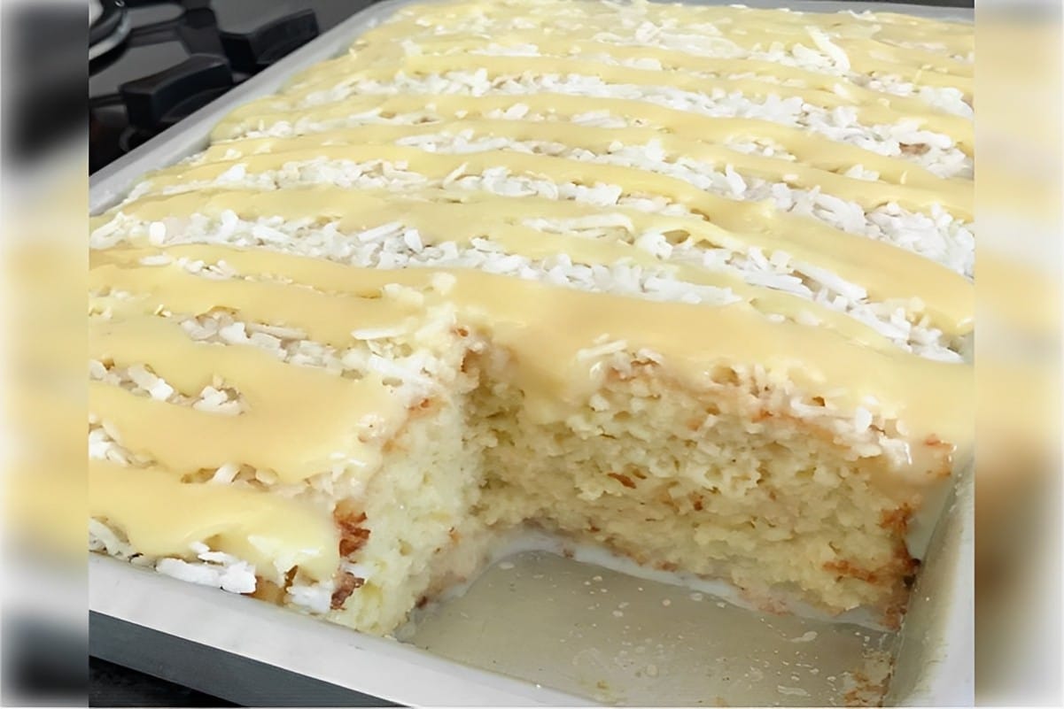 Bolo de coco gelado com leite condensado fácil rápido e delicioso para seu lanche