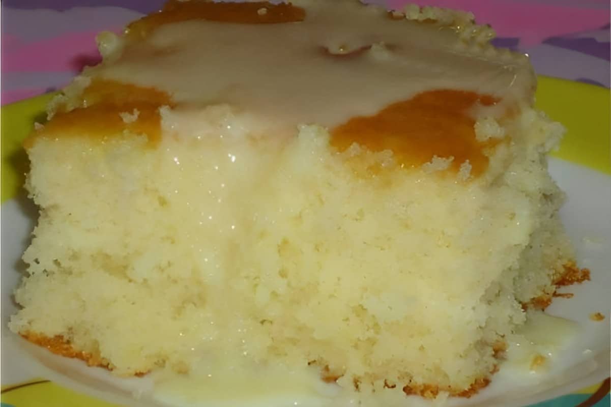 Bolo de coco com leite condensado fácil e delicioso perfeito para seu lanche