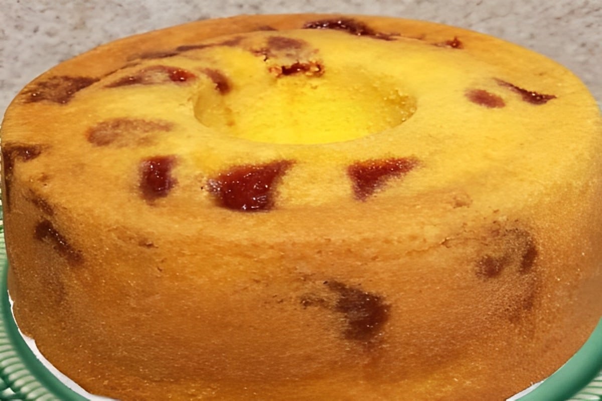 Bolo de fubá com goiabada esse bolo já sai do forno recheado utilizando esse truque
