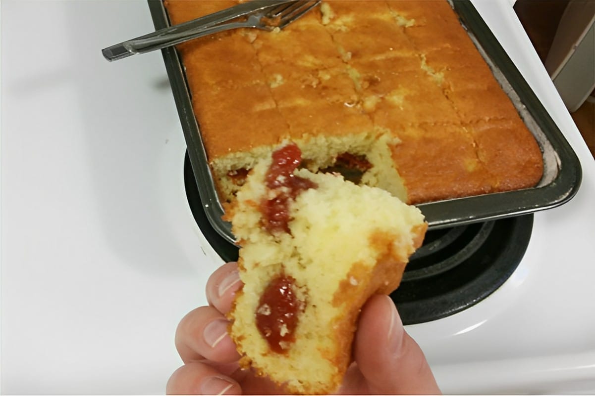 Bolo de fubá com goiabada essa delícia já sai do forno recheada prático e fácil
