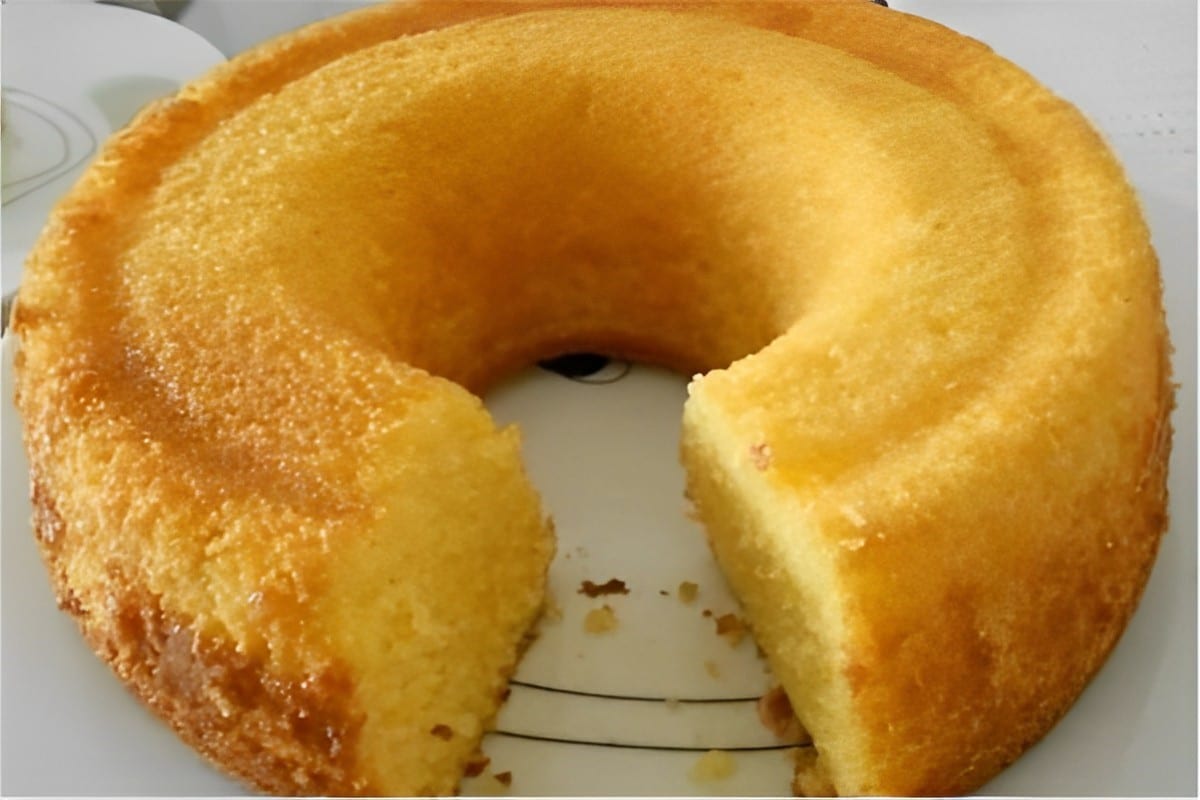 Bolo de fubá de liquidificador receita da vovó é só bater os ingredientes e levar ao forno