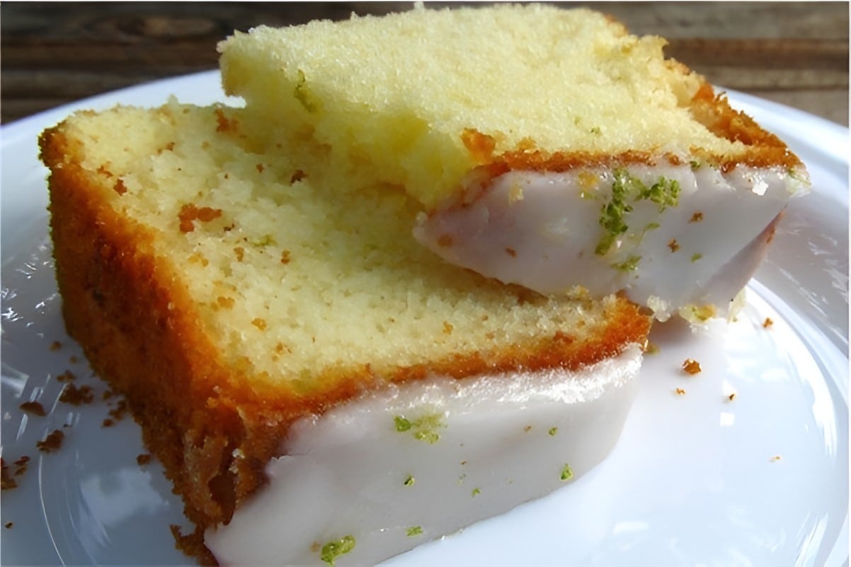 Bolo de leite condensado com cobertura de limão perfeito para seu lanche