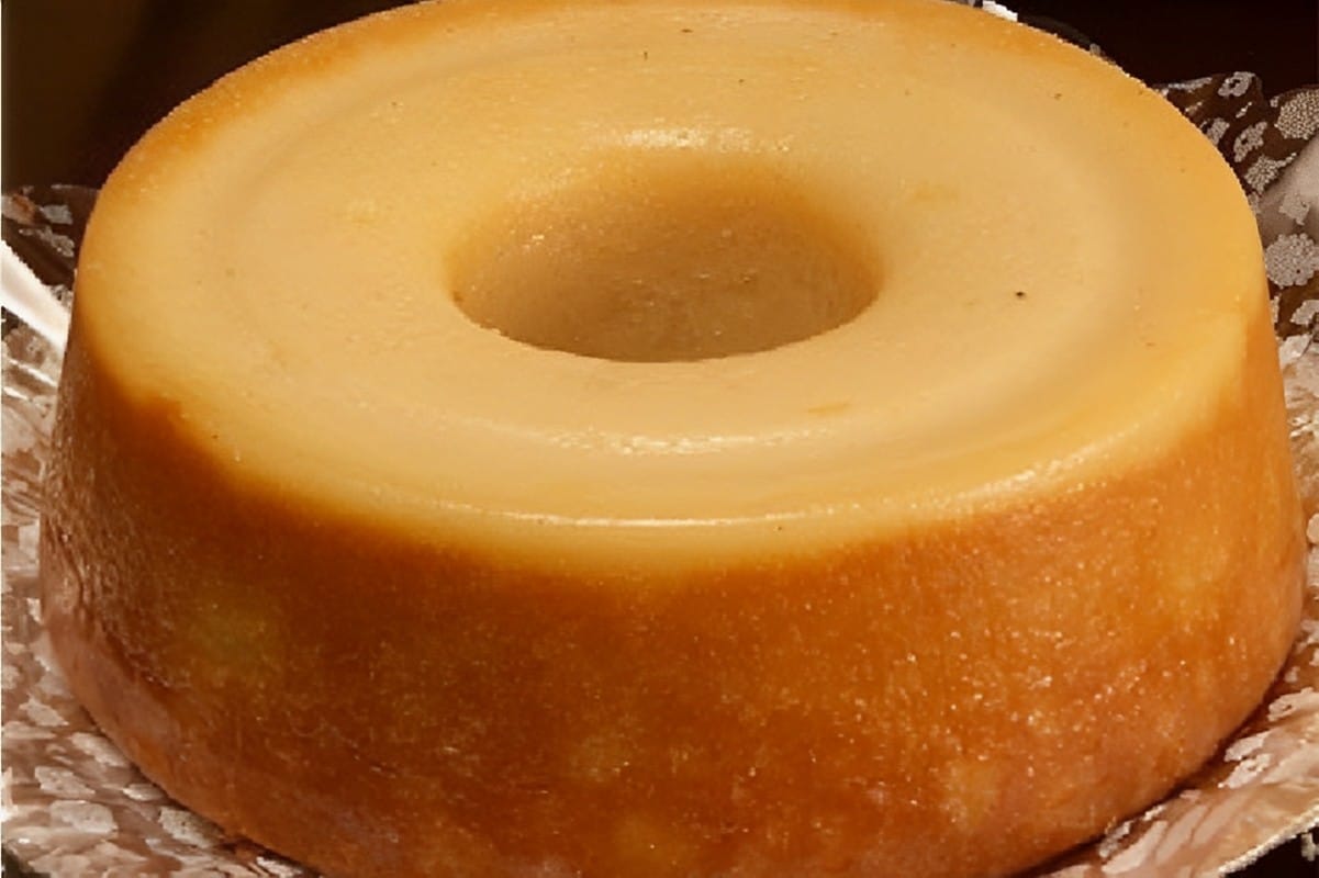Bolo de leite condensado prático e fácil parece um pudim de tão cremoso