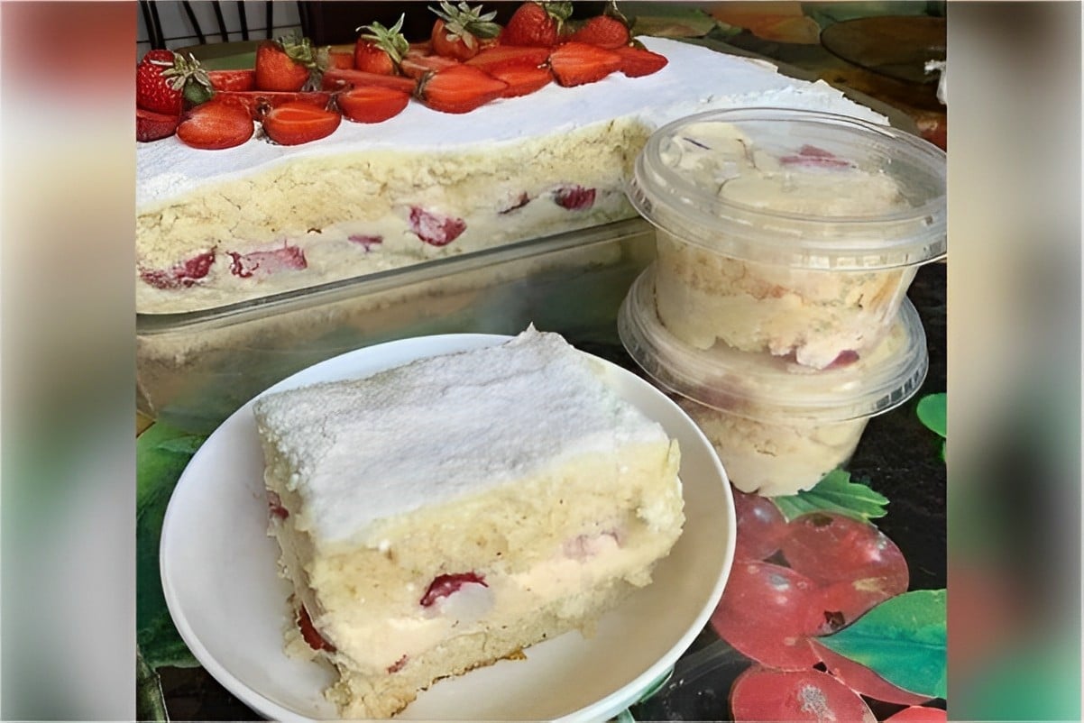Bolo de Leite Ninho com morangos na travessa uma delícia para comer como sobremesa