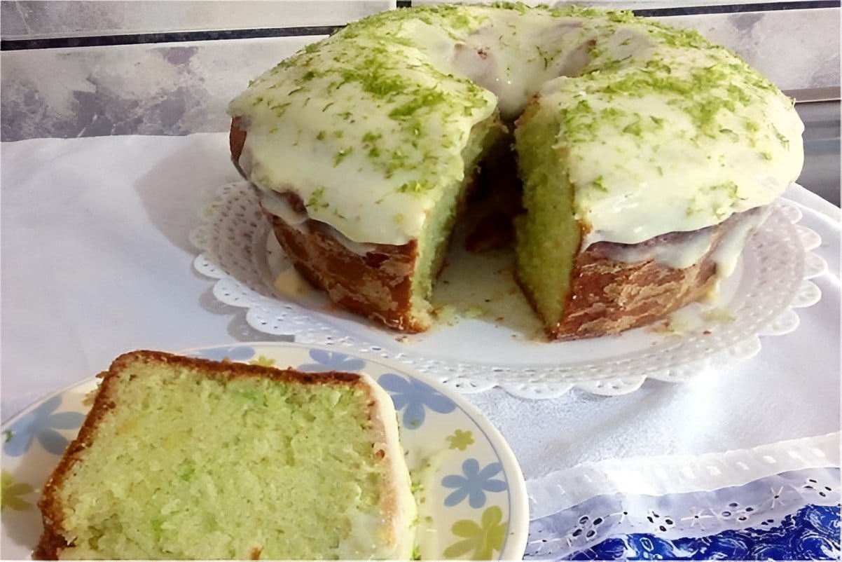 Bolo de limão com iogurte e cobertura um bolo fofinho e levinho para seu lanche ou café