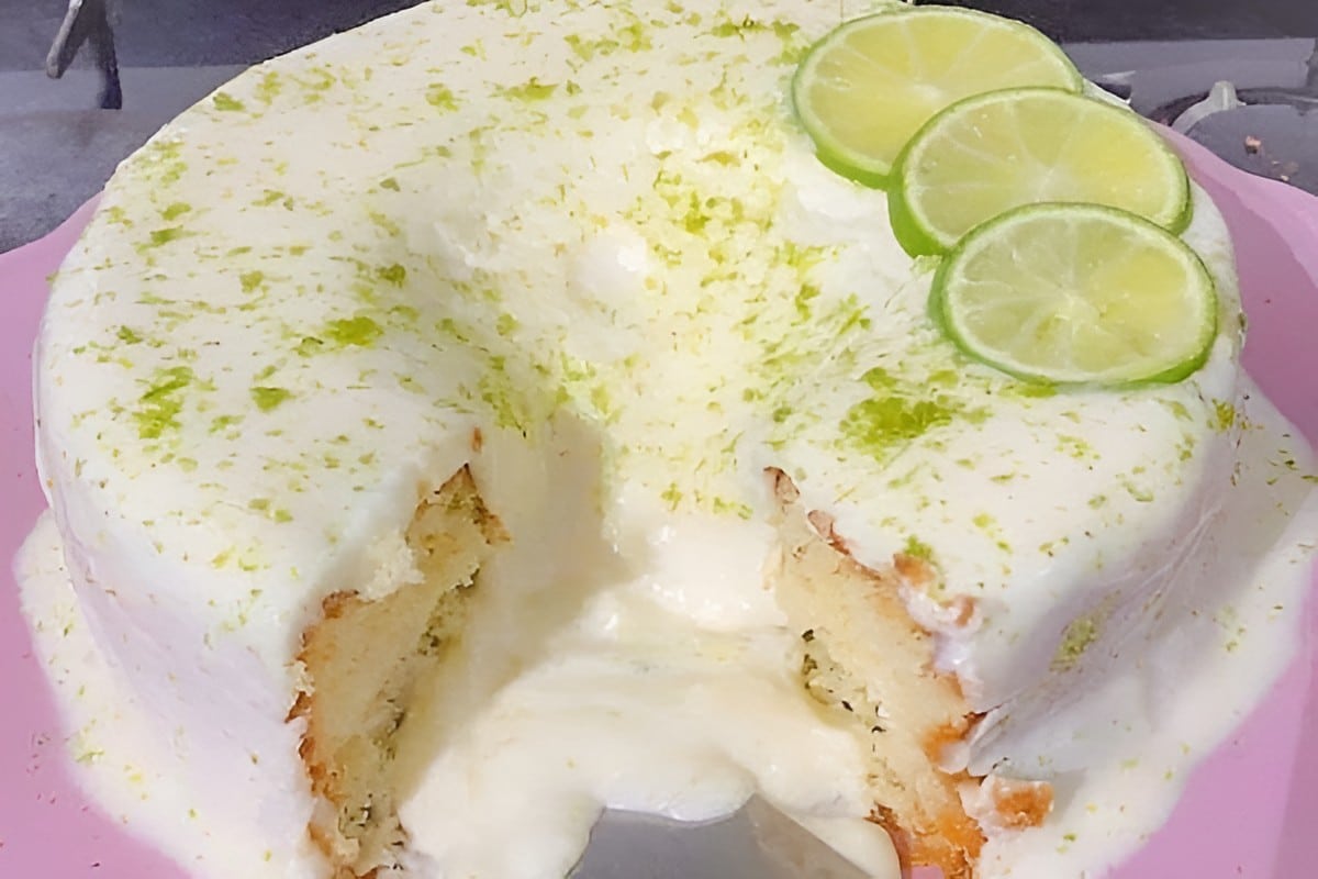Bolo de limão com cobertura e raspas fácil e delicioso perfeito para seu lanche