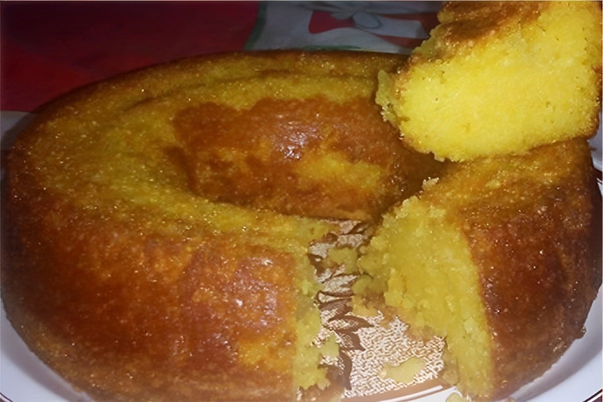 Bolo de milho cremoso feito com milho de lata queijo e coco ralado