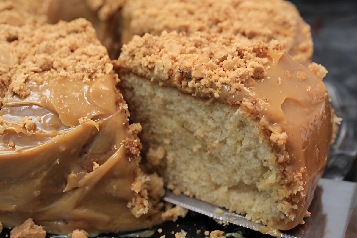 Se você gosta de amendoim e paçoca vai amar o bolo de paçoca com doce de leite