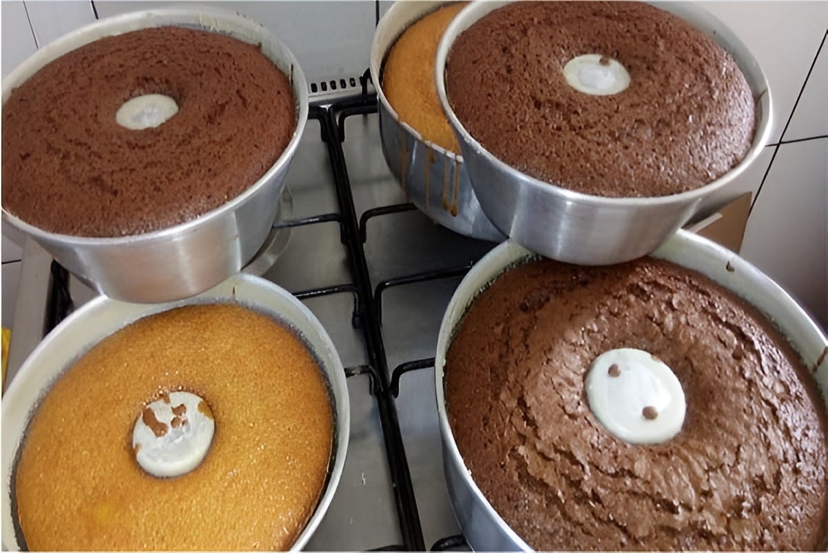 Bolo simples tradicional ou de chocolate uma receita que rende dois tipos diferentes de bolo