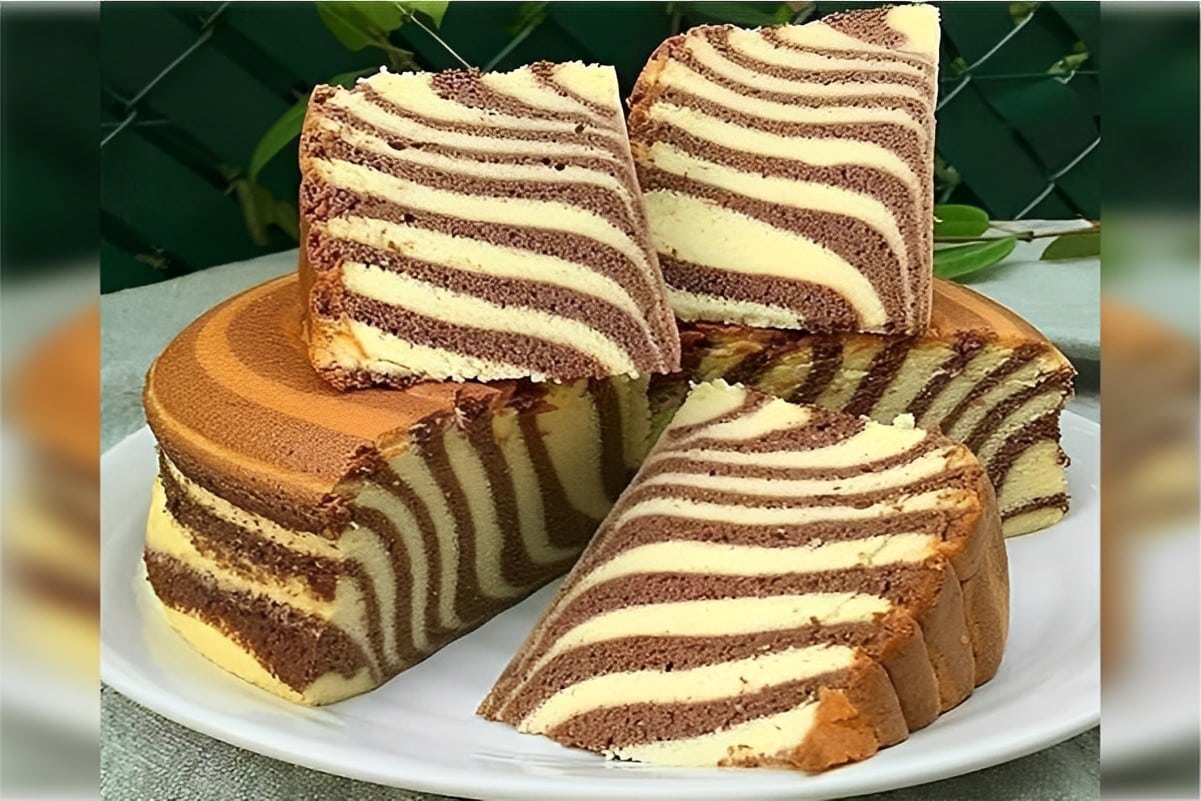 Bolo zebra um bolo mesclado de massa branca com massa de chocolate delicioso
