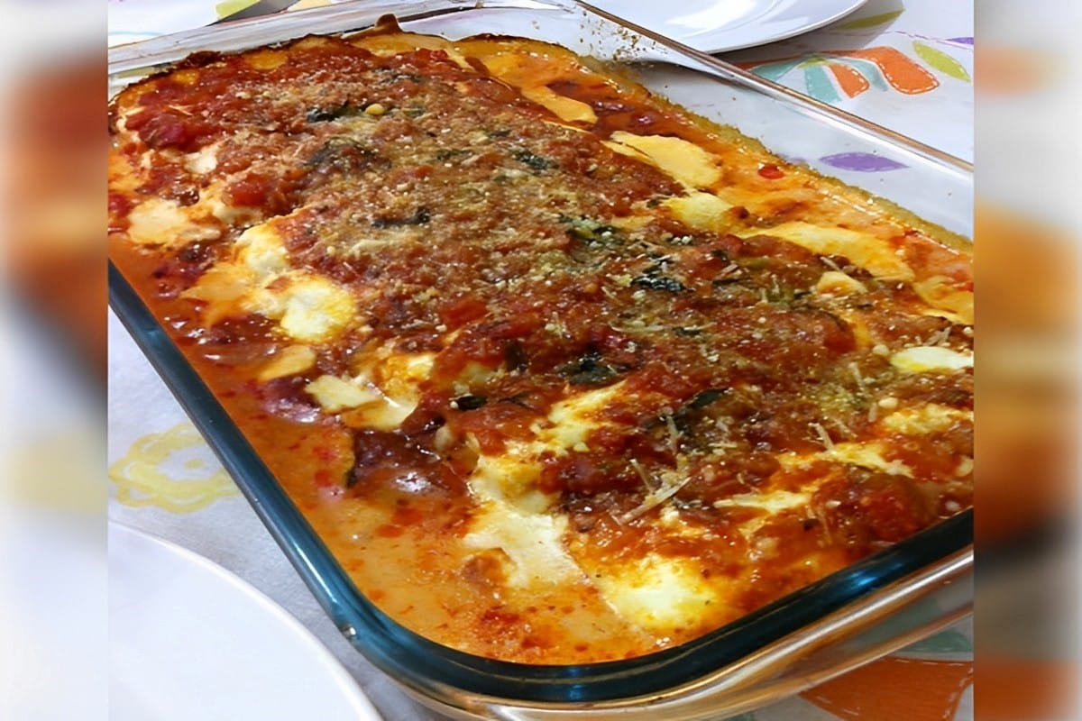 Canelone de presunto e queijo com molho branco e molho de tomate uma delícia