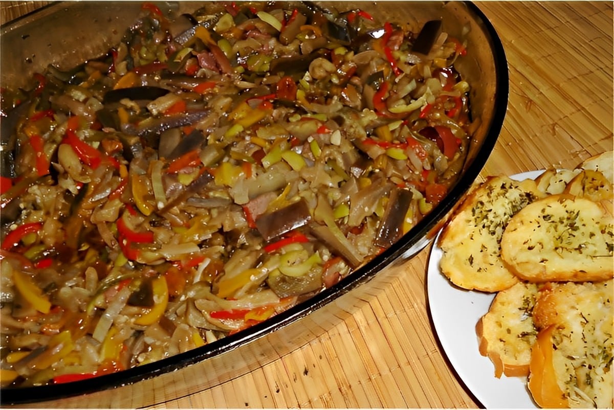 Caponata de berinjela com azeite perfeita para comer com pão ou torradas