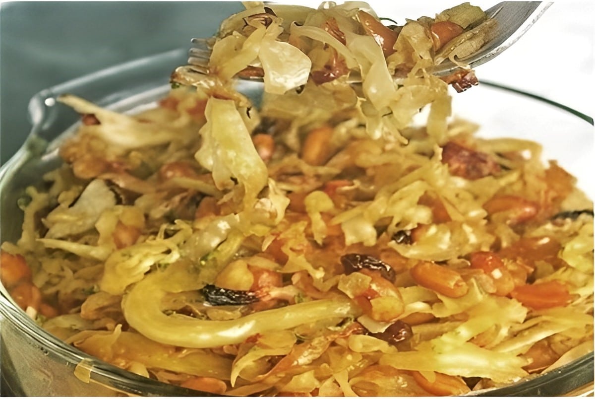 Caponata de repolho ou repolho ao forno perfeita para comer com pães e torradas