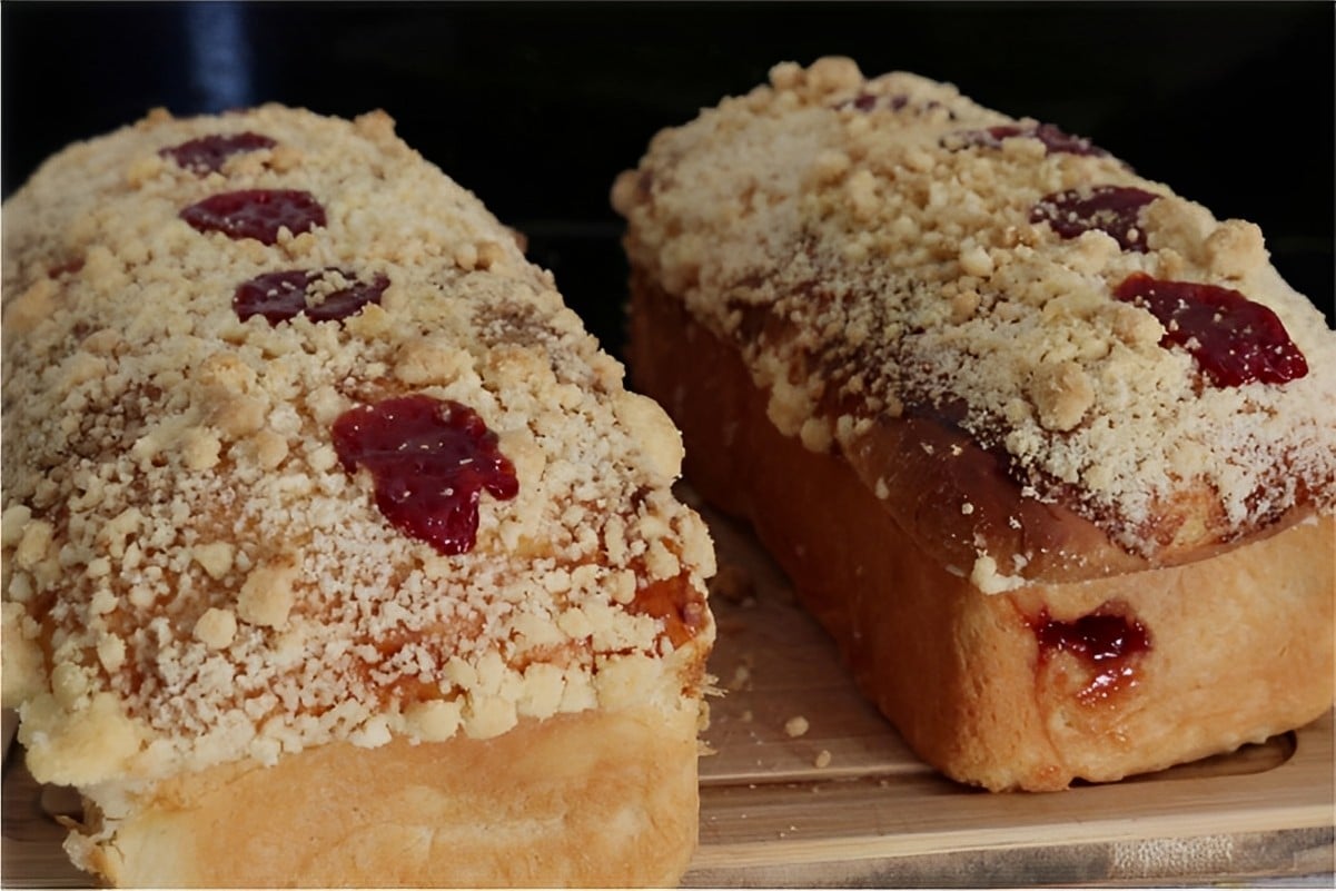 Cuca caseira com farofa deliciosa fácil de fazer e perfeita para o seu café ou lanche