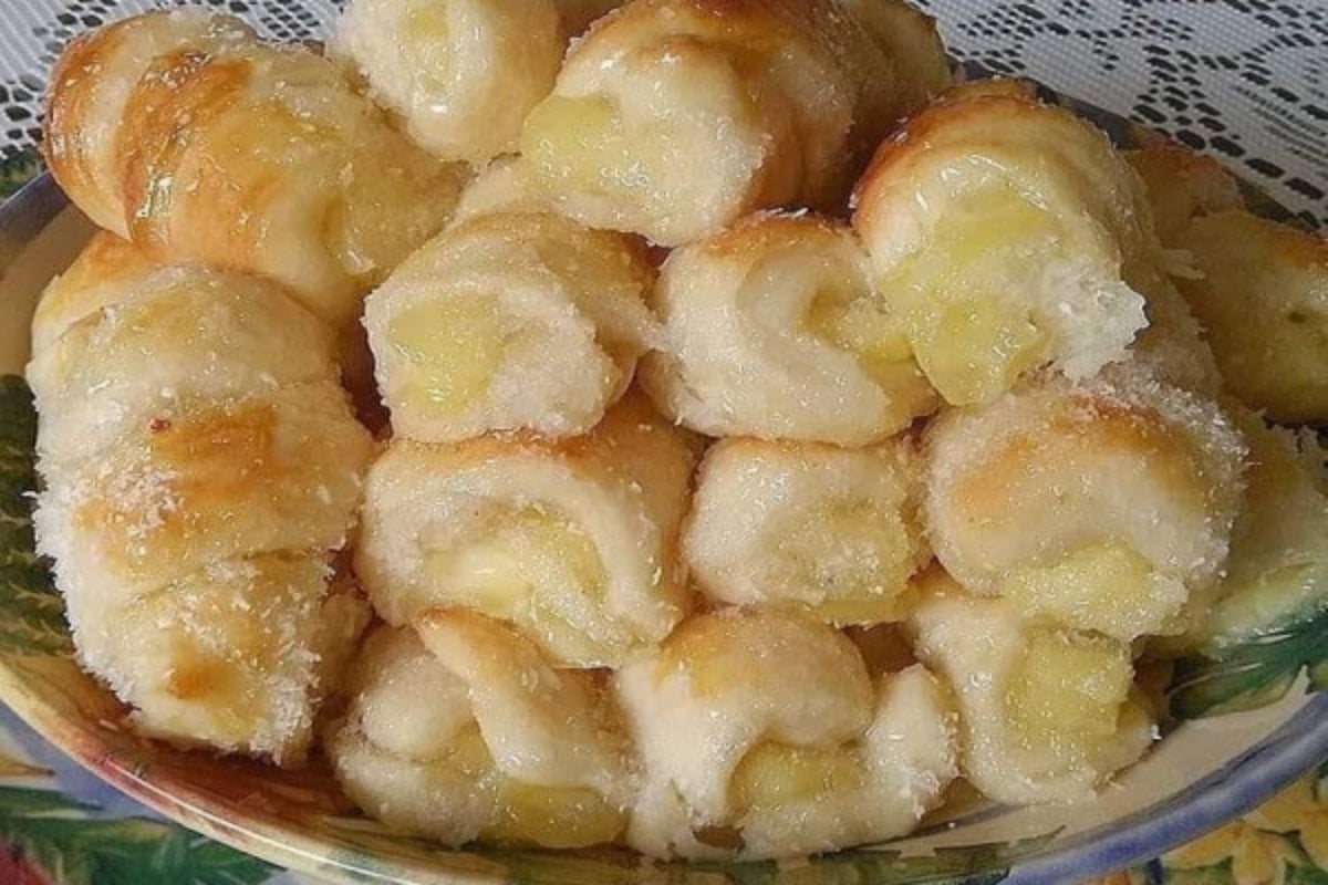 Enroladinho de queijo com cobertura de coco e leite condensado uma delícia