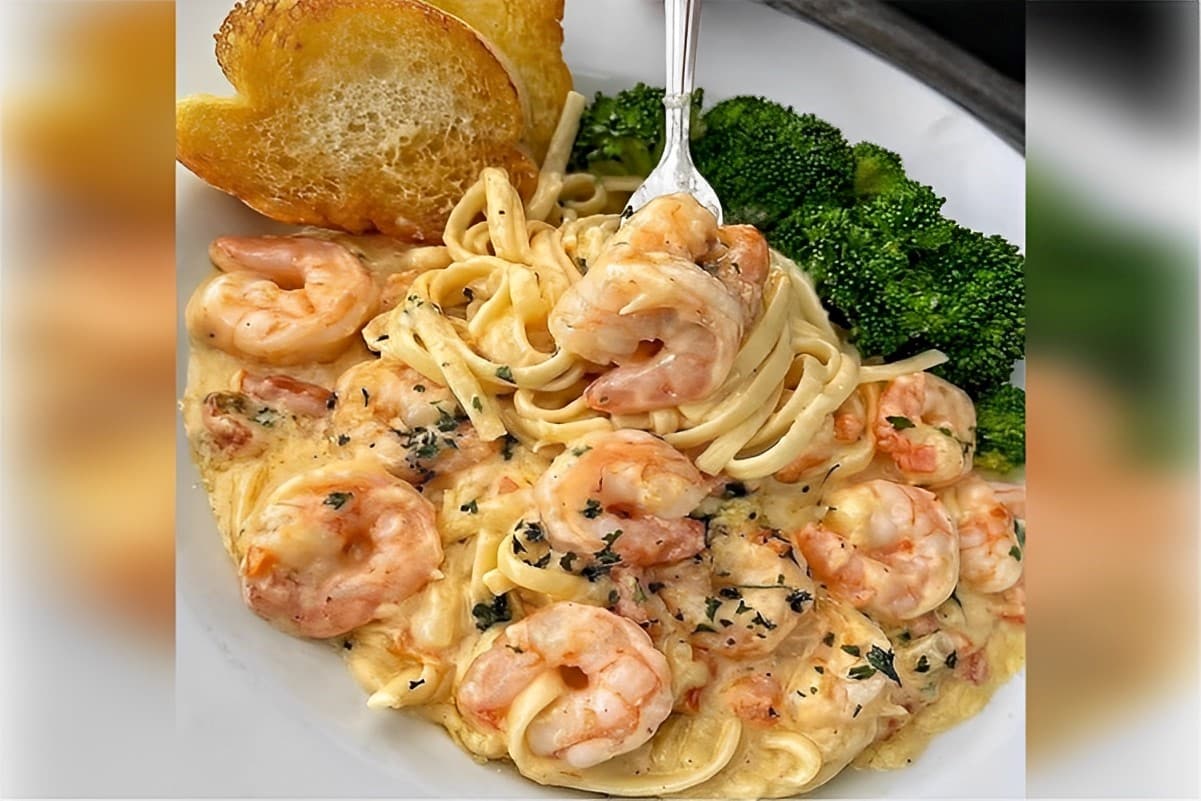 Se você adora camarão vai amar essa combinação de macarrão com camarão e molho branco