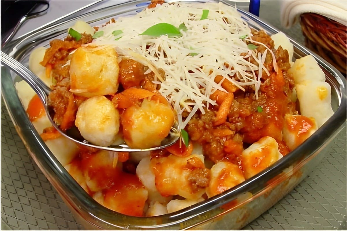 Nhoque de batata tradicional com molho de carne moída